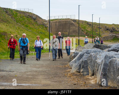 Eine Gruppe von älteren Menschen zu Fuß auf den langen Weg in Skinningrove Cleveland North Yorkshire Stockfoto