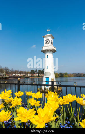 Gelbe Tulpen blühen vor dem Robert Scott Memorial Leuchtturm im Roath Park Lake, Cardiff, Wales, UK. Stockfoto