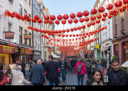 Chinesische Laternen hängen oben Wardour Street in Londons Chinatown Stockfoto