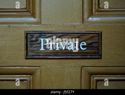 Hölzerne Schild mit der Aufschrift "Privat", an alte Holztür abn angeschlossen Stockfoto