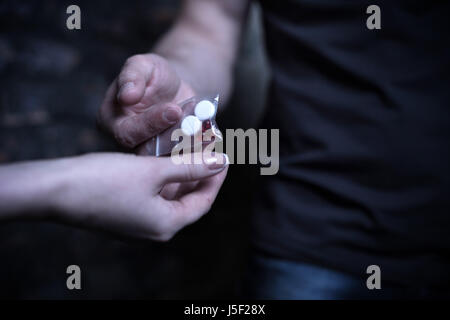 Furchtlos Heroin Händler Paket voller Drogen im freien Verkauf Stockfoto