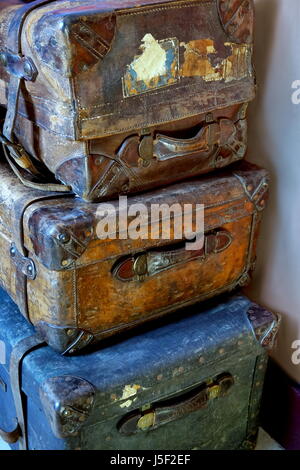 Stapel von drei alten Vintage-Leder-Koffer Stockfoto