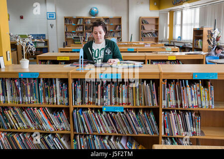 Detroit, Michigan - Freiwillige aus muslimischen, jüdischen, und andere Gruppen zu reinigen, malen und organisieren Sie Bücher in der Bibliothek an Schulze-Hochschule für Technik Stockfoto