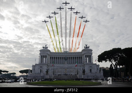 Italienisch "Frecce Tricolori" anlässlich des "Giornata Dell'Unità e Nazionale Delle Forze Armate" in Rom, Italien. Stockfoto