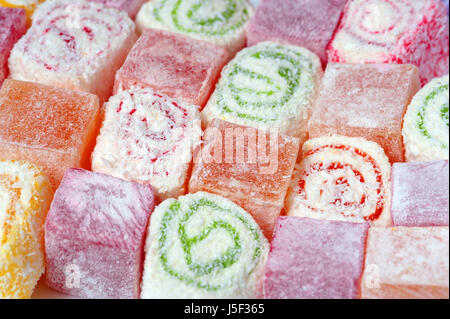 Satz von verschiedenen traditionellen östlichen Desserts. Arabische Süßigkeiten auf einem Metall-Teller. Rahat Lokum in einen bunten Teller. Selektiven Fokus Stockfoto