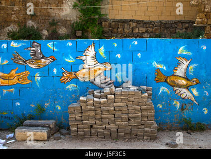 Tauben des Friedens gezeichnet auf einer Wand in der Street, North Governorate, Tripoli, Libanon Stockfoto