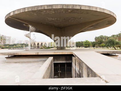 Hubschrauberlandeplatz in der Rachid Karami international Exhibition centre entwickelt von brasilianischen Architekten Oscar Niemeyer, North Governorate, Tripoli, Libanon Stockfoto