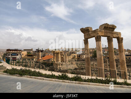 Antike Ruinen auf dem archäologischen Gelände mitten in der Stadt, Beqaa Governorate, Baalbek, Libanon Stockfoto