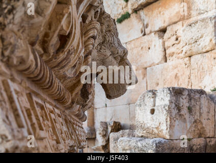 Löwenkopf Schnitzwerk in der archäologischen Stätte, Beqaa Governorate, Baalbek, Libanon Stockfoto