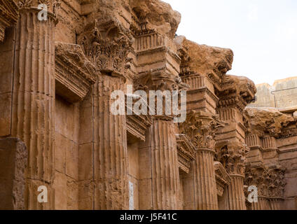 Korinthischen Kapitellen verziert die Tempel des Bacchus, Beqaa Governorate, Baalbek, Libanon Stockfoto