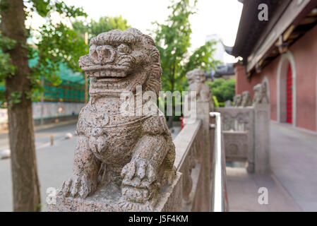 Lion Wächter Steinstatuen schützen einen buddhistischer Tempel in Shanghai, China Stockfoto