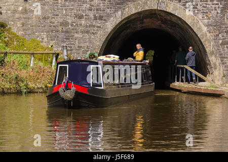 15-04 Verlassen des Chirk Kanal Tunnel auf der Llangollen Zweig der Shropshire Union Canal in Nord Wales Stockfoto