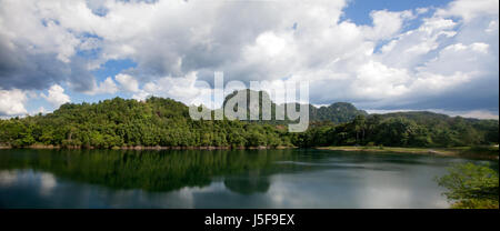 Landschaftsbild von Kalkstein Karst und die ruhige und friedliche Süßwasser See von Tasik Biru oder Bau See befindet sich in Sarawak, Malaysia Borneo. Stockfoto