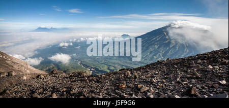 Beeindruckende Panorama der Vulkanlandschaft betrachtet von Mount Merapi (Gunung Merapi) einen hoch gelegenen Vulkan mit einem Gipfel auf 2.930 m über dem Meeresspiegel. Stockfoto