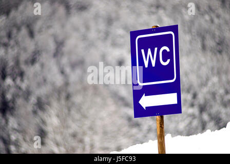 Melden Sie Signal blau Baum Ferien Urlaub Ferien Urlaub Winter kalt Wanderung gehen Stockfoto