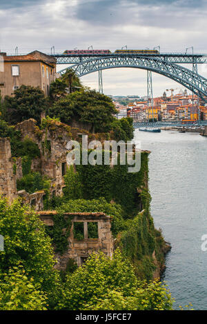 Verlassene Ruinen auf dem Banken-Douro-Fluss im Herzen der alten Stadt Porto, Portugal. Stockfoto