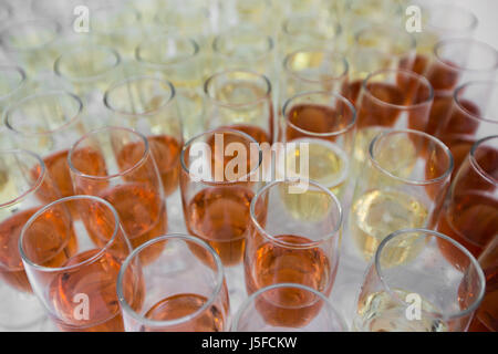Tisch voll mit Champagner-Gläser. Wite und Rose. Stockfoto