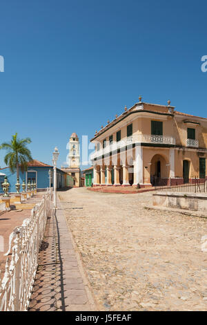 Palacio Brunet, jetzt das Museo Romántico mit der Iglesia y Convento de San Francisco c1730 im Hintergrund, Trinidad, Kuba Stockfoto