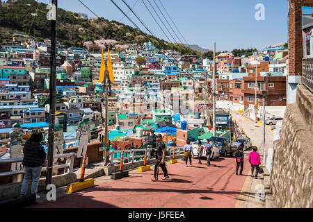 Touristen in Gamcheon Kultur Dorf, Busan Gwangyeoksi, Südkorea Stockfoto