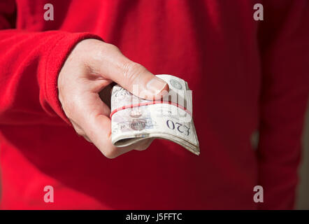 Nahaufnahme eines Mannes mit englischen 20-Pfund-Banknoten £20 Banknoten Bargeld England UK GB Großbritannien Großbritannien Stockfoto