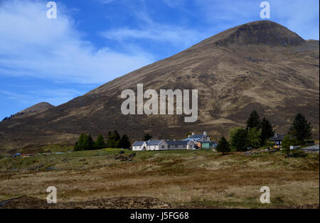 Die Cluanie Inn und schottischen Berg Munro Aonach Meadhoin in Glen Shiel, Kintail, N/W Schottisches Hochland, Schottland, Großbritannien Stockfoto