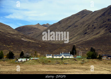 Das Cluanie Inn und der schottischen Berge Munro Zistrose Dhubn und der Corbett bin Bathach in Glen Shiel, Kintail, N/W Schottisches Hochland, Schottland, Vereinigtes Königreich Stockfoto