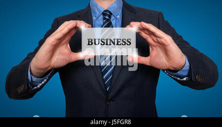 Geschäftsmann hält weiße Karte mit Business anmelden, blau - Stock Photo Stockfoto