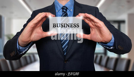 Geschäftsmann hält weiße Karte mit Business-Zeichen, Office - Stock Photo Stockfoto