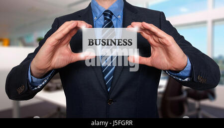 Geschäftsmann hält weiße Karte mit Business-Zeichen, Office - Stock Photo Stockfoto