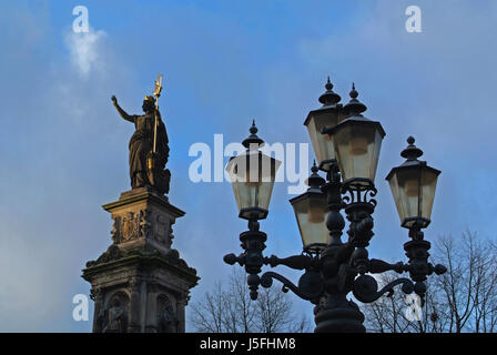 Metropole Baum Bäume Hamburg Platz Hansestadt Laterne Brunnen Stadt Stockfoto