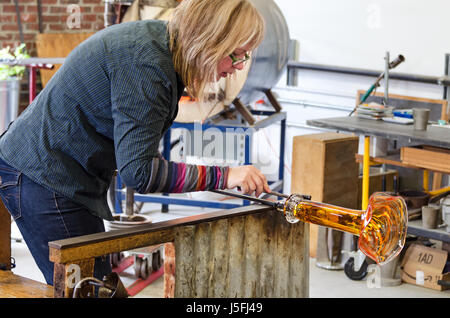 Linda Perrin von Atlantic Glaskunst machen einige Feineinstellungen auf der Basis einer Vase; Ellsworth, Maine Stockfoto