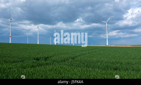 Windkraftanlagen in der Nähe von Bockenheim / Weinstraße, Rheinland-Pfalz, Deutschland Stockfoto