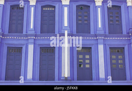 Traditionelle geschmückten Fenster mit Fensterläden aus Holz der alten Gebäude in Singapur Chinatown Stockfoto