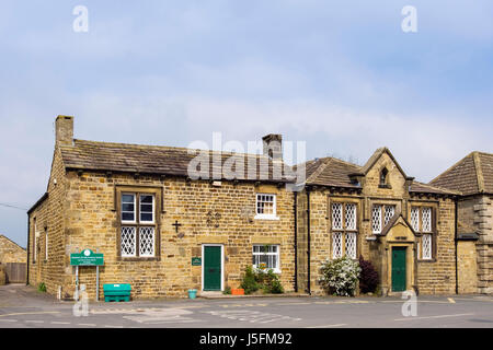 Masham Church Of England (VA) Grundschule Vorder- und alten Schulhaus in traditionellen Gebäude. Masham Wensleydale North Yorkshire England UK Stockfoto