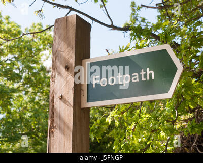 ein Schild an einem hölzernen Pfosten sagen Wanderweg für draußen im Land hautnah Englisch uk Wayfaring Richtungen für die öffentliche Nutzung Stockfoto