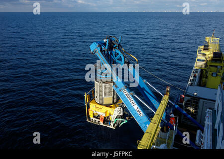 Ein aus der Ferne betrieben Fahrzeug (ROV) wird von einem Schiff in der Ostsee beim Bau des Offshore-Windparks Arkona Becken SE bereitgestellt. Stockfoto