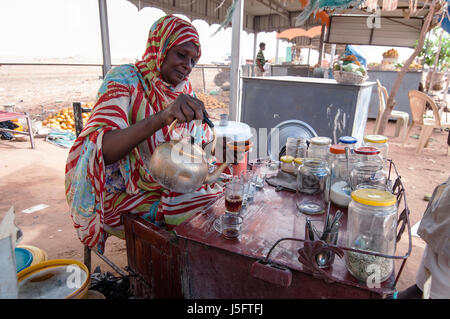 SUDAN: Eine typische Kaffee Dame verkauft süße Tees auf einem Straßenmarkt entlang eine große Autobahn. Stockfoto