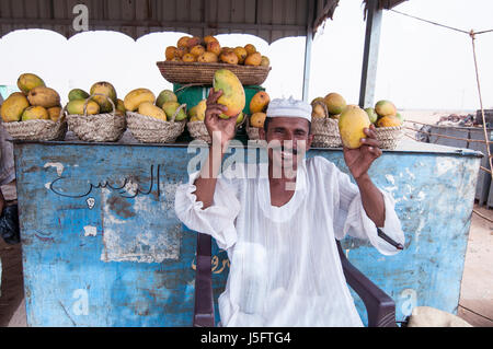 SUDAN: eine Frucht Verkäufer auf einer Straße Markt entlang einer großen Highway Stockfoto