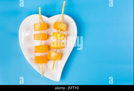 Gelbe Wassermelone Kebab auf einem weißen Teller Stockfoto