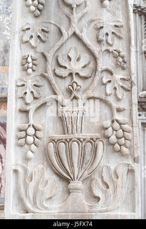 alte Traube Steinbildhauen in der Spalte der Basilika der berühmten Markusplatz in Venedig, Italien Stockfoto