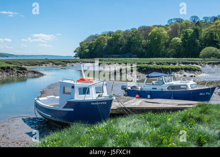 Festgemachten Boote am Fluss Taf Estuary, Laugharne, Carmarthenshire Stockfoto