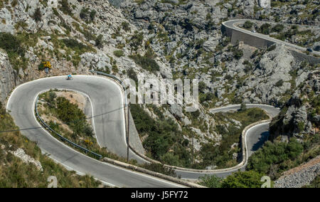 Weibliche Radfahrer Person auf dem berühmten kurvenreiche Straße hinunter zum Dorf an der Küste von Sa Calobra, Mallorca, Mallorca, Balearen, Spanien Stockfoto