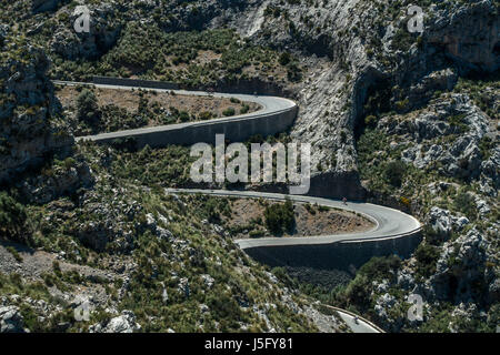 Radfahrer auf der berühmten Serpentinenstraße hinunter die Küste Dorf Sa Calobra, Mallorca, Mallorca, Balearen, Spanien Stockfoto