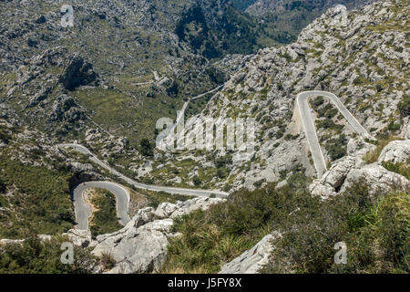 Radfahrer auf der berühmten Serpentinenstraße hinunter die Küste Dorf Sa Calobra, Mallorca, Mallorca, Balearen, Spanien Stockfoto