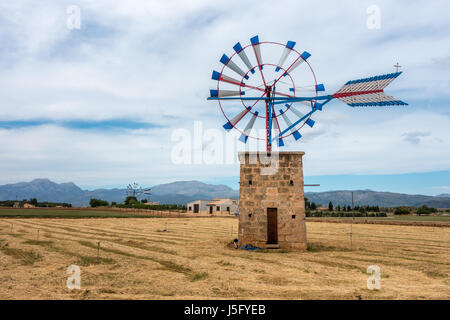 Alte Windmühle verwendet für die Landwirtschaft im Norden Mallorca, Mallorca, Balearen, Spanien Stockfoto