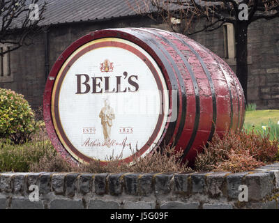 Bells Whisky Fass auf dem Display am Eingang zum Blair Athol Distillery, Pitlochry, Perthshire, Scotland, UK Stockfoto