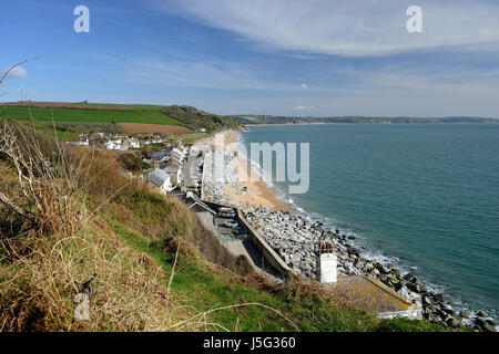 Rock Rüstung Küstenschutzes entlang des Strandes am Beesands, mit Blick auf Bucht starten. Stockfoto