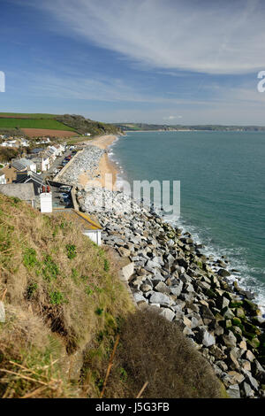 Rock Rüstung Küstenschutzes entlang des Strandes am Beesands, mit Blick auf Bucht starten. Stockfoto