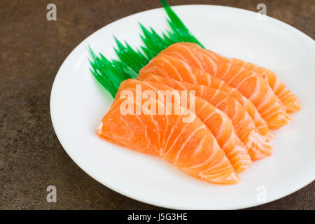 In Scheiben geschnittenen rohen Lachs auf weißen Teller Stockfoto