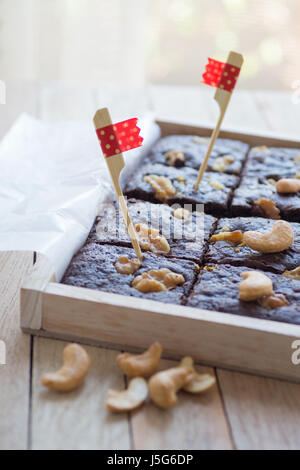 Schokoladen-Brownies mit Nussbaum in Holz-Box eingerichtet Stockfoto
